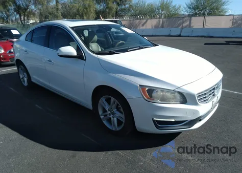 2015 Volvo S60 T5 Platinum z USA, uszkodzony, nr VIN YV126MFD8F1309916